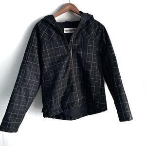 Obermeyer plaid patterned snowboarding jacket fits M/L snowflake on back hooded